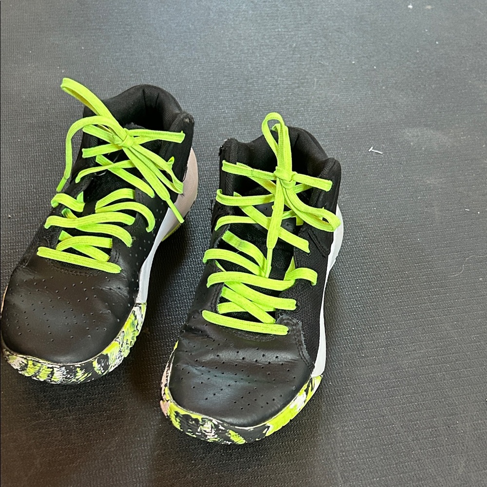 Boys size 5 youth under armour basketball sneakers.